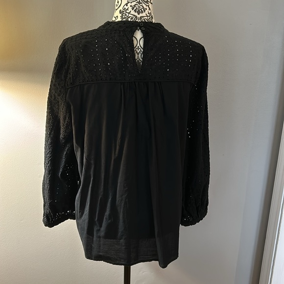 Eyelet blouse - 2 buttons at back to close - Picture 2 of 5